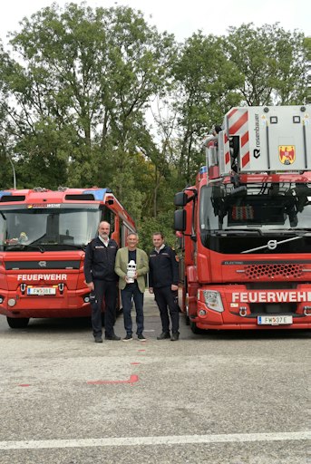 vlnr Landesfeuerwehrkommandant Franz Kropf, Christian Kohl von
Drei und Christoph Freiler (Assistent der Dienststellenleitung,
Alarm- und Nachrichtenwesen)