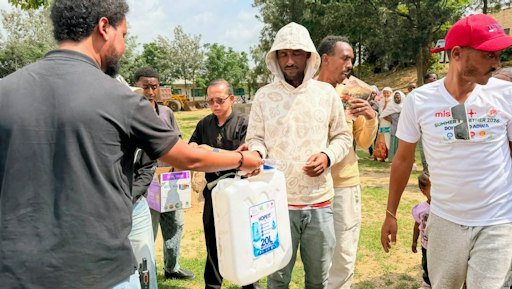Sauberes Trinkwasser ist in der Tigray-Region vielerorts kaum
mehr verfügbar. Gemeinsam mit lokalen Partnern vor Ort verteilt die
österreichische Entwicklungsorganisation Jugend Eine Welt
entsprechende Kanister mit Trinkwasser an die notleidende
Bevölkerung.