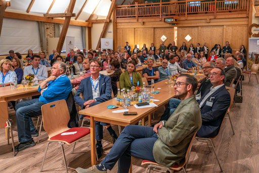 Gruppe beim Zukunftsforum blickt auf die Bühne