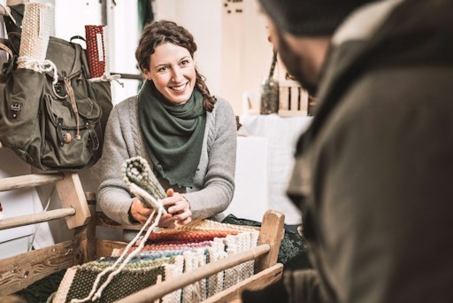 Vorschau Bild von Advent in Mondsee – Besinnlich. Echt. Unvergesslich. Wenn sich
der Duft von Glühmost und gebrannten Mandeln mit festlicher Musik
verbindet, beginnt in Mondsee eine der schönsten Zeiten des Jahres.
Der weihnachtlich geschmückte Marktplatz vor der Basilika St.
Michael, der historische gotische Kreuzgang und der malerische
Karlsgarten schaffen eine einzigartige Kulisse für einen Adventmarkt
voller Herzlichkeit, Tradition und besonderer Momente.