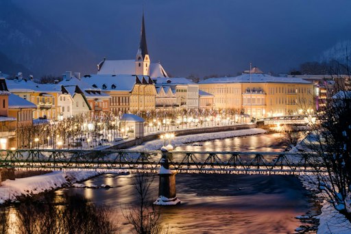 Vorschau Bild von Kekse backen, Lebkuchenhäuser bauen, gebrannte Mandeln naschen,
weihnachtlich dekorieren, Geschenke einpacken – der Advent steckt
voller Magie und Vorfreude. Wer diese besondere Zeit in vollen Zügen
genießen möchte, der kommt nach Bad Ischl. Denn in die
Adventromantik der Kaiserstadt kann man sich nur verlieben.