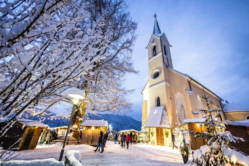 Vorschau Bild von Wenn die ersten Schneeflocken fallen und die Lichterketten die
Dörfer zum Strahlen bringen, beginnt in der Fuschlseeregion eine
ganz besondere Zeit: der Advent. Eingebettet zwischen glitzernden
Seen und verschneiten Gipfeln entfaltet die ruhigste Zeit des Jahres
hier ihren ganz eigenen Zauber.