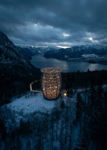 Vorschau Bild von Wenn der Traunsee glitzert, der Traunstein winterlich über den
Traunsee wacht und in den Altstadtgassen die ersten Adventlichter
leuchten, beginnt am Traunsee eine ganz besondere Zeit. Beim
Traunsee Advent 2026 verwandeln sich Gmunden, Traunkirchen und der
Grünberg mit dem Baumwipfelpfad in stimmungsvolle Orte voller Licht,
Tradition, Genuss und winterlicher Erlebnisse.