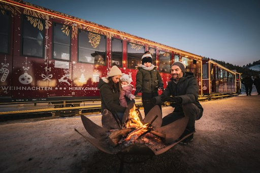 Vorschau Bild von Jeden Sonntag ab dem 22. November steht der Wolfgangseer Advent
ganz im Zeichen der Familien. In allen drei Adventorten warten
besondere Erlebnisse auf kleine und große Besucher:innen. Kinder bis
14 Jahre fahren an diesen Tagen kostenlos mit der
WolfgangseeSchifffahrt und der SchafbergBahn.