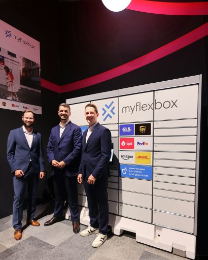 Von links: Florian Hensel (Head of Strategic Accounts myflexbox), Bjarne Flormann (Strategische Partnerschaften für ALDI Nord Deutschland) und Jonathan Grothaus (CEO International & Founder myflexbox) auf der EXPO Real (Messe München)