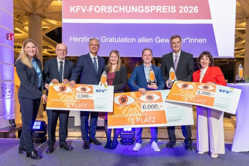 Im Bild v.l.n.r.: Dr. Johanna Trauner-Karner, Geschäftsführerin des KFV, Mag. Christian Eltner, Generalsekretär des VVO, Mag. Klaus Scheitegel, Vizepräsident des VVO, Zweitplatzierte DI Dr. Martina Hauser, Erstplatzierter Dr. Frederik Eisendle, Drittplatzierter Mag. Dr. Peter Spitzer, DI Doris Wendler, Präsidentin des KFV.