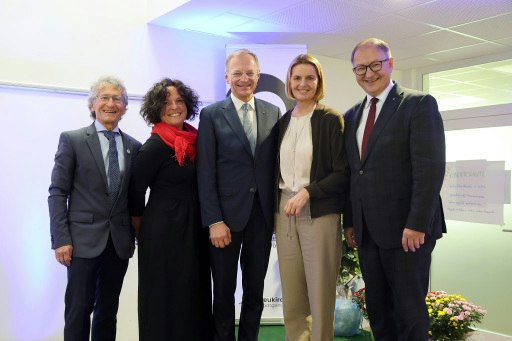 v.l.: Bürgermeister Sepp Wall-Strasser; Sabine Haase (Direktorin Mittelschule); Landeshauptmann Thomas Stelzer; Susanne Huber (Direktorin Volksschule); Landesrat Martin Winkler.