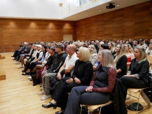 Familienangehörige, Freunde und Ehrengäste nahmen an der Feier im Katharina Lins Saal teil.