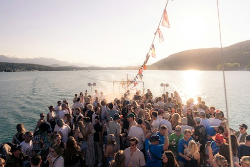 Vorschau Bild von Eventschiff am Wörthersee: Einzigartige Eventkulisse auf dem
Wasser mit beeindruckendem Seepanorama, sommerlicher Atmosphäre und
elektronischer Musik - ein besonderes Veranstaltungserlebnis
inmitten der Kärntner Seenlandschaft.