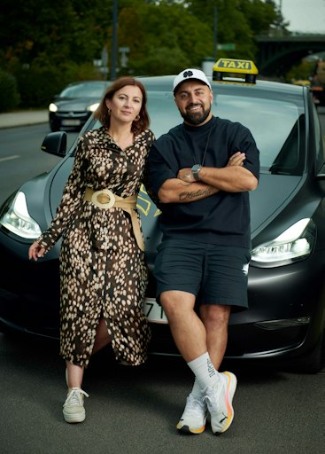 Ali Mahlodji und Eveline Hruza von Taxi 40100 laden Jugendliche
zu einem Bildungsworkshop ein