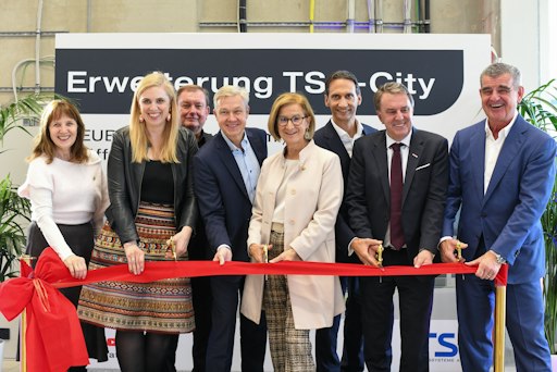Bürgermeisterin von Mödling Silvia Drechsler, Landtagsabgeordnete
Marlene Zeidler-Beck, Bürgermeister von Wiener Neudorf Herbert
Janschka, TSA-Geschäftsführer Robert Tencl, Landeshauptfrau Johanna
Mikl-Leitner, TSA-Geschäftsführer Harold Schmidt, WKNÖ-Präsident
Wolfgang Ecker und der Schweizer Unternehmer und Investor Peter
Spuhler, Verwaltungsratspräsident der Stadler Rail AG. (v.l.n.r.)