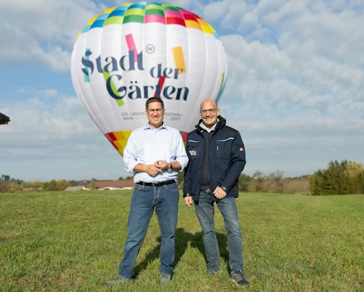 Bürgermeister Dr. Andreas Rabl (re.) und Landesgartenschau
Geschäftsführer DI Gottfried Struggl (li): Sechs Monate vor der
Eröffnung nimmt die Stadt der Gärten mit ihren sechs Gartenwelten
immer mehr Gestalt an.