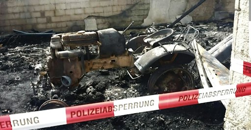 Vorschau Bild von Bei einem Hausbrand blieb der Porsche Junior als einziges
erhalten. Ein zweites Feuer zerstörte den Porsche Junior dann
vollständig. Gemeinsam mit Künstler Angelo Makula verwandelte er die
erneut ausgebrannte Ruine in ein eindrucksvolles Kunstobjekt.
