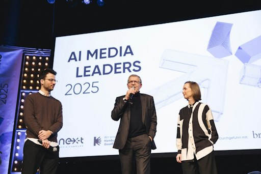 AI Media Leaders Conference 2026 holt internationale KI-Fachleute
aus Wirtschaft, Tech, Politik und Wissenschaft nach Hamburg (Hier
Foto von der Veranstaltung 2025. V.li.: Gregor Schmalzried (Host &
Teamlead "Der KI-Podcast", ARD), Egbert Rühl (Geschäftsführung
Hamburg Kreativ Gesellschaft) und Dr. Nina Klaß (Leitung
nextMedia.Hamburg) // Weiterer Text über ots und
www.presseportal.de/nr/8218 / Die Verwendung dieses Bildes für
redaktionelle Zwecke ist unter Beachtung aller mitgeteilten
Nutzungsbedingungen zulässig und dann auch honorarfrei.
Veröffentlichung ausschließlich mit Bildrechte-Hinweis.