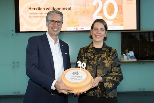 FH Rektor Dominik Engel und die Leiterin des Departments
Gesundheitswissenschaften Geja Oostingh bei der Feier des
20-Jahr-Jubiläums der gesundheitswissenschaftlichen Studiengänge an
der FH Salzburg