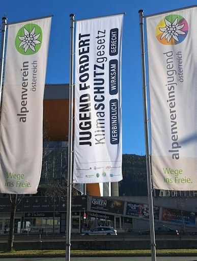 Klimaschutz-Fahne vor der Alpenvereinsgeschäftsstelle in
Innsbruck