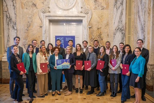 Staatssekretärin Elisabeth Zehetner und WKÖ-Vizepräsidentin
Bettina Dorfer-Pauschenwein mit den Absolventinnen und Absolventen
des Nachfolgeprogramms „NextGen4Austria“