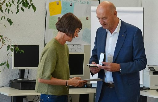 Beim Besuch im ZIMT Braunau überreichte LR Dörfel Frau Nina Hofmann die Humanitätsmedaille des Landes Oberösterreich.