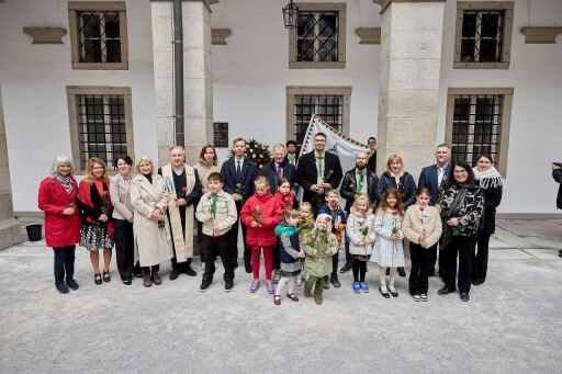 Landeshauptmann Thomas Stelzer gedachte gemeinsam mit Vertretern der ungarischen Botschaft, der ungarischen Gemeinschaft in Österreich sowie weiteren Ehrengästen bei einer feierlichen Kranzniederlegung in Linz der Opfer des Ungarischen Volksaufstandes von 1956, der sich heuer zum 70. Mal jährt.
