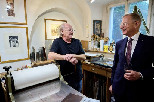 LH Thomas Stelzer zu Besuch in der Radierwerkstatt bei Erich Fröschl