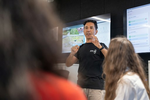 Vorschau Bild von In den LearnLabs der IT:U bringen die Studierenden
unterschiedliche Perspektiven, Methoden und Erfahrungen zusammen, um
Lösungen für Wirtschaft und Gesellschaft zu entwickeln.