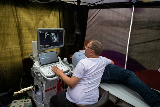Vorschau Bild von Besucher*innen beim „Human-Prüfstand“ des Gesundheitsparks beim
Burning Hen in Schladming