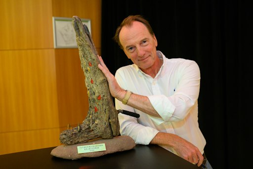 Vorschau Bild von Der Krimipreis 2026 wurde vom Rosentaler Künstler Dieter Ladurner
aus Schwemmholz aus dem Waidisch Bach gefertigt.