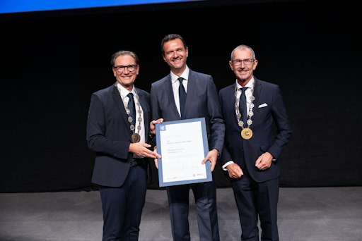Vorschau Bild von Verleihung der Ehrenprofessur für Markus Tomaschitz, v.l.: Peter
Mirskis, Markus Thomaschitz, Rektor Andreas Altmann
