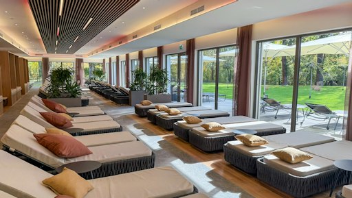 Vorschau Bild von Die lichtdurchflutete Sakura Lounge bildet den großzügigen
Ruhebereich des neuen Sakura Spa. Komfortable Liegen und geschützte
Liegekojen schaffen Rückzugsmöglichkeiten zwischen den Saunagängen.
Der Ruhebereich bietet Platz für rund 80 Gäste.