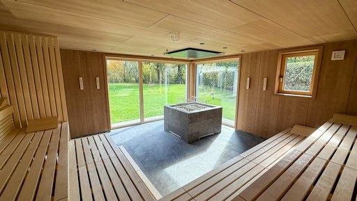 Vorschau Bild von Die neue Panoramasauna bietet Platz für rund 40 Personen und
öffnet sich mit großzügigen Fensterflächen zur umliegenden Au. Eine
automatisierte Duft-Aufgussfunktion, Liegebänke aus Birkenholz sowie
eine abgestimmte Licht- und Klanginszenierung ergänzen das
Saunaerlebnis.