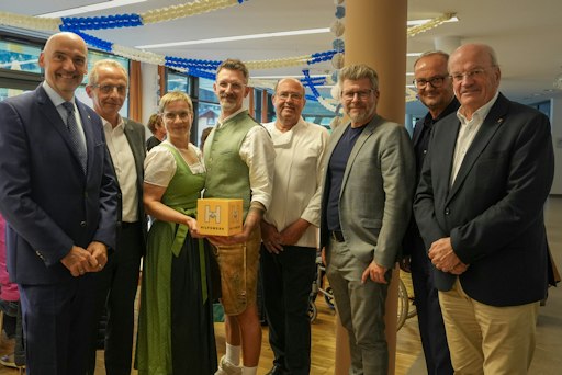 Norbert Ellmauer, Amtsleiter Peter Hinterstoisser, Anja Bohnefeld
(Leitung Wohnen & Soziale Arbeit), Stephan Bacher (Bereichsleitung
Pflege), Mario Gassner (Küchenleitung), Herbert Schaffrath, Hermann
Hagleitner, Christian Struber.