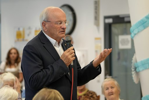 Vorschau Bild von Hilfswerk-Präsident Christian Struber würdigte das Engagement der
Mitarbeitenden und die langjährige gute Zusammenarbeit mit der
Gemeinde.