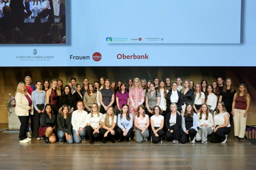 LH-Stv. Christine Haberlander bei der Zertifikatsverteilung des HTL-Mentoringprogramms im Oberbank Donauforum mit den ausgezeichneten Schülerinnen.