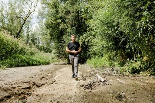 Sichtbare Zeichen der historischen Dürreperiode. Umwelt- und Klima-Landesrat Stefan Kaineder beim Lokalaugenschein der trockengefallenen Gusen in Langenstein im vergangenen Sommer.