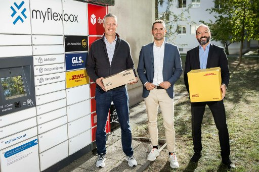 Von links: Kris Van Humbeeck (CEO DHL Express Österreich), Florian Hanglberger (Head of Logistics & Services myflexbox) und Herwig Brandstätter (Key Account & Business Development Manager Logistics myflexbox) an der Paketstation am Hohenfelsplatz 7 in Wien.