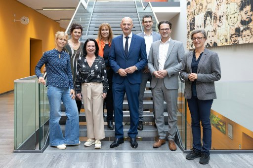 Sozial-Landesrat Dr. Christian Dörfel (4.v.r.) besuchte gemeinsam mit der Direktorin der Altenbetreuungsschule des Landes OÖ Mag. Heike Schütz-Krennbauer (4.v.l) und dem Geschäftsführer der Fachhochschule Oberösterreich Dr. Michael Rabl (2.v.r.) das erste Modul der neuen Heimleiterausbildung.