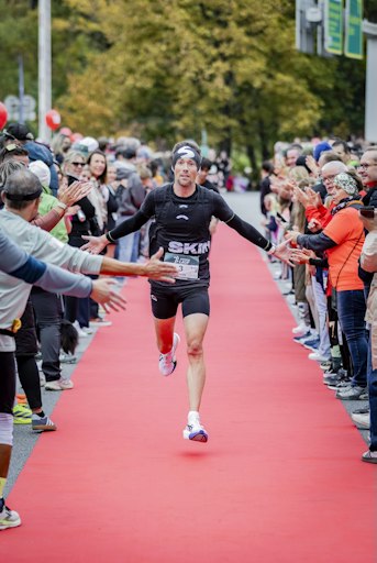 Vorschau Bild von Der Halbmarathonsieger 2026, Kevin Wallner, beim Zieleinlauf .