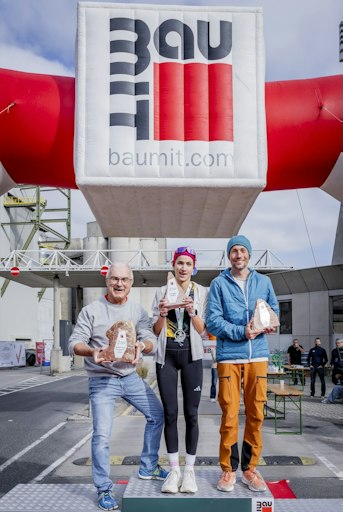 Vorschau Bild von von links: Manfred Tisch, Geschäftsführer Baumit GmbH, mit
Ehrenpreis und die Halbmarathon-Sieger Julia Beisteiner & Kevin
Wallner.