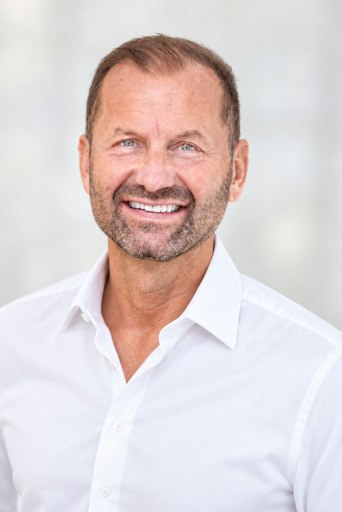 Vorschau Bild von Dieter Stroitz, Geschäftsführer der LSR Leading Spa Hotels &
Resorts GmbH