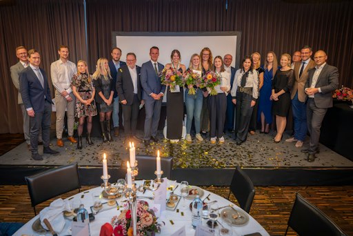 Die Siegerinnen und Teilnehmerinnen des 11.
PKA-Bundeslehrlingswettbewerbs mit hochkarätigen Gratulant:innen aus
Politik, Wirtschaft und der Gesundheitsbranche.