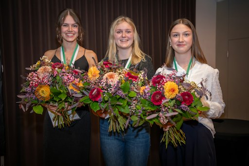 Vorschau Bild von Leonie Weißbacher (Apotheke am Weg/Tirol/Platz 1, Bildmitte),
Laura Eder (Areit Apotheke/Salzburg/Platz 2/links) und Annalena
Hemetsberger (Maut-Turm-Apotheke Timelkam/OÖ/Platz 3/rechts).