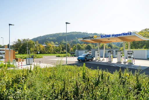 Beim neu errichteten Ultraschnellladepark in Altlengbach werden
Service und Convenience großgeschrieben.