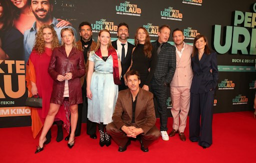 MUNICH, GERMANY - OCTOBER 19: Diana Amft, Jella Haase, Elyas
M'Barek, Karoline Herfurth, Director Bora Dagtekin, Florian David
Fitz, Jessica Schwarz, Wotan Wilke Möhring, Frederick Lau and
Producer Lena Schömann attend the premiere of "Der Perfekte Urlaub"
at Mathäser Filmpalast on October 19, 2026 in Munich, Germany.
(Photo by Gisela Schober/Getty Images for Constantin Film) //
Weiterer Text über ots und www.presseportal.de/nr/12946 / Die
Verwendung dieses Bildes für redaktionelle Zwecke ist unter
Beachtung aller mitgeteilten Nutzungsbedingungen zulässig und dann
auch honorarfrei. Veröffentlichung ausschließlich mit
Bildrechte-Hinweis.