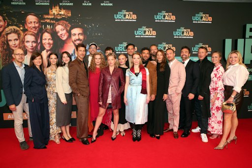 Vorschau Bild von MUNICH, GERMANY - OCTOBER 19: Martin Hartung, Producer Lena
Schömann , Ina Reni Alexandrow (Peachy - Peachyonthegram), Emily
Kusche, Florian David Fitz, Jan van Weyde, Paul Ahrens, Jella Haase,
Maria Dragus, Jannis Hain, David Korbmann, Frederick Lau, Director
Bora Dagtekin, Inez Björg David and Caroline Frier attend the
premiere of "Der Perfekte Urlaub" at Mathäser Filmpalast on October
19, 2026 in Munich, Germany. (Photo by Gisela Schober/Getty Images
for Constantin Film) // Weiterer Text über ots und
www.presseportal.de/nr/12946 / Die Verwendung dieses Bildes für
redaktionelle Zwecke ist unter Beachtung aller mitgeteilten
Nutzungsbedingungen zulässig und dann auch honorarfrei.
Veröffentlichung ausschließlich mit Bildrechte-Hinweis.