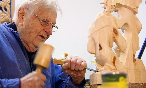 Professor Rudolf Millonig arbeitete noch im hohen Alter beinahe
täglich in seinem Atelier in Innsbruck-Hötting an neuen
Holzplastiken.