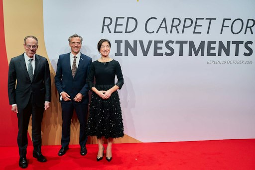 Vorschau Bild von David Zapolsky, Chief Global Affairs and Legal Officer bei
Amazon, Rocco Bräuniger, Country Manager von Amazon Deutschland, und
Katherina Reiche, Bundesministerin für Wirtschaft und Energie, beim
Vorabendempfang des "Invest in Germany Summit" // Weiterer Text über
ots und www.presseportal.de/nr/8337 / Die Verwendung dieses Bildes
für redaktionelle Zwecke ist unter Beachtung aller mitgeteilten
Nutzungsbedingungen zulässig und dann auch honorarfrei.
Veröffentlichung ausschließlich mit Bildrechte-Hinweis.