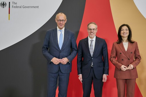 Bundeskanzler Friedrich Merz, David Zapolsky, Chief Global
Affairs and Legal Officer bei Amazon, Katherina Reiche,
Bundesministerin für Wirtschaft und Energie beim "Invest in Germany
Summit" // Weiterer Text über ots und www.presseportal.de/nr/8337 /
Die Verwendung dieses Bildes für redaktionelle Zwecke ist unter
Beachtung aller mitgeteilten Nutzungsbedingungen zulässig und dann
auch honorarfrei. Veröffentlichung ausschließlich mit
Bildrechte-Hinweis.