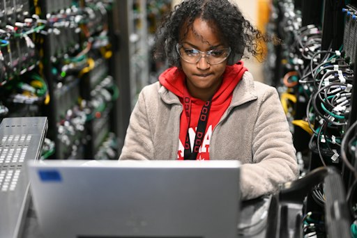 Vorschau Bild von Mitarbeiterin im Amazon Rechenzentrum // Weiterer Text über ots
und www.presseportal.de/nr/8337 / Die Verwendung dieses Bildes für
redaktionelle Zwecke ist unter Beachtung aller mitgeteilten
Nutzungsbedingungen zulässig und dann auch honorarfrei.
Veröffentlichung ausschließlich mit Bildrechte-Hinweis.