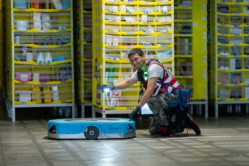 Vorschau Bild von Amazon Mitarbeiter im Robotik Logistikzentrum // Weiterer Text
über ots und www.presseportal.de/nr/8337 / Die Verwendung dieses
Bildes für redaktionelle Zwecke ist unter Beachtung aller
mitgeteilten Nutzungsbedingungen zulässig und dann auch honorarfrei.
Veröffentlichung ausschließlich mit Bildrechte-Hinweis.