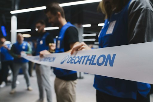 Durchschneiden des Decathlon-Bandes bei Eröffnung in Innsbruck